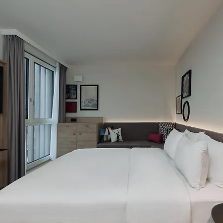 Hampton By Hilton Messe فندق